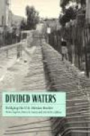 Divided Waters: Bridging the U.S.-Mexico Border -- Bok 9780816515646