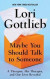 Maybe You Should Talk to Someone: A Therapist, Her Therapist, and Our Lives Revealed -- Bok 9781432870447